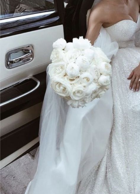 Elegant Bridal Bouquets, Elegant Wedding Bouquets, Simple Wedding Bouquets, Black And White Wedding Theme, Bridal Bouquet Flowers, White Bridal Bouquet, Bride Bouquet, White Wedding Bouquets, Classy Wedding