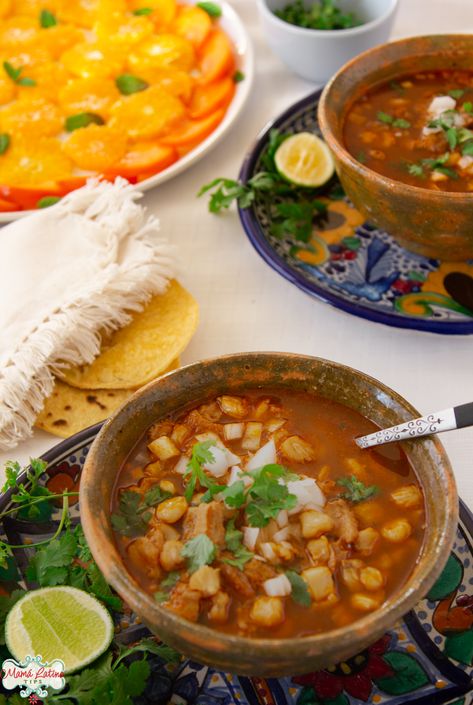 El menudo es un platillo típico mexicano que es muy popular para fiestas y reuniones o para comerse en las mañanas de domingo. Riquísimo para servirse en la comida de Día de Muertos. En este artículo te contamos de nuestro menudo favorito y te damos ideas de acompañamientos de esta sopa mexicana tan rica. Mexican Food, Chana Masala, Italian Recipes, Mexican Food Recipes, Soups, Tacos, Healthy Recipes, Ethnic Recipes