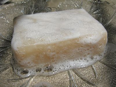 Fabulous Shampoo Bar Recipe | Great Cakes Soapworks  Opus Shampoo Bar – 3 lb. batch, superfatted at 5%  Water – 517 g (Lisa uses half beer, half aloe juice) Lye – 192 g Coconut Oil – 382 g Olive Oil Pomace – 408 g Castor Oil – 63 g Lard – 340 g Shea Butter – 42 g Cocoa Butter – 25 g Rice Bran Oil – 123 g Homemade Shampoo Bar, Castor Oil Shampoo, Shampoo Bar Recipe, Shampoo Recipe, Cold Process Soap Recipes, Soap Making Recipes, Homemade Shampoo, Diy Shampoo, Soap Craft