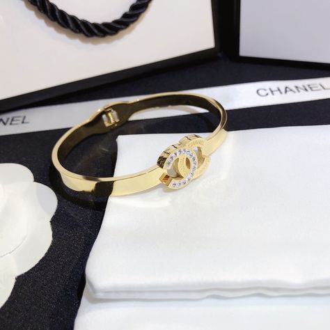 S277 Chanel bracelet 107400 Round Woven Tray, European Hedgehog, Gold Meaning, Diamond Letters, Versace Earrings, Heart Bangle Bracelet, Chanel Bracelet, Channel Setting, Couple Gift