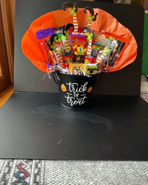 On sale in my Etsy shop https://ccchophandmadequilts.etsy.com Halloween Treat Buckets, Boo Basket Ideas For Best Friend, Soda Cakes, Halloween Bouquet, Cake Gift Basket, Halloween Candy Crafts, Tricky Tray, School Party Favors, Nestle Crunch