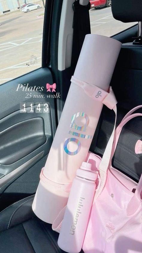 Pink Pilates Bag, Yoga Bag Aesthetic, Alo Pilates Aesthetic, Pilates Bag Aesthetic, Alo Yoga Mat Aesthetic, Alo Workout Aesthetic, Lululemon Gym Bag, Pilates Bag Essentials, Alo Yoga Aesthetic