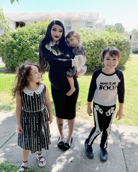 Goth Maternity Clothes, Goth Pregnancy Outfits, Goth Mommies, Alt Mom, Goth Family, Goth Mommy, Goth Mom, Emo Teen, Gothic Baby