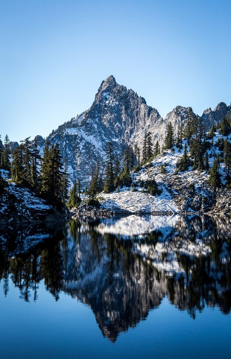 Daniel Plotts on flickr    Gem Lake and Snow Lake, Alpine Lakes Wilderness, WA. https://flic.kr/p/2d66p34 Hiking Washington, Washington Adventures, Snow Lake, Lake Washington, Alpine Lake, Travel Board, Beautiful Places In The World, Hiking Backpack, Beautiful Scenery