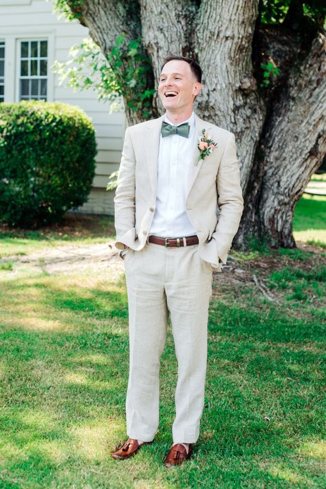 Tan Suit With Green Bow Tie, Tan Suit Green Tie, Men's Formal Fashion, Tan Linen Suit, Tan Groomsmen Suits, Brown Suit Wedding, Tan Tuxedo, Green Tux, Mens Formal Outfits