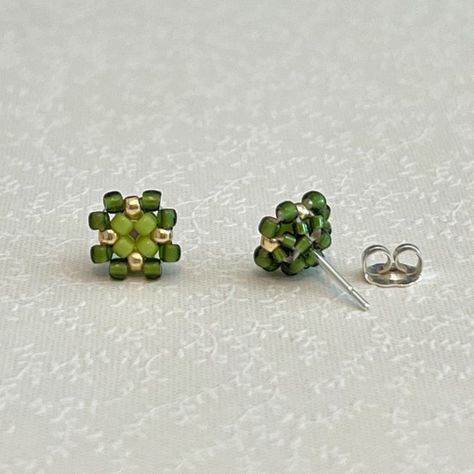 Seed Bead Stretch Bracelets, Seed Bead Jewelery, Diy Earrings Studs, Beaded Bracelet Tutorial, Bead Stretch Bracelets, Something Green, Jewels Diy, Diy Beaded Rings, Japanese Beads