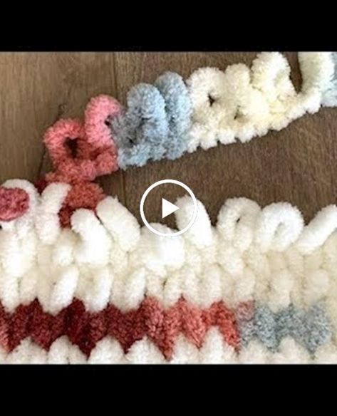 How to Make a Loop Yarn Blanket Loop Yarn Blanket, Arm Knitting Blanket Diy, Chunky Blanket Diy, Chunky Yarn Crochet Pattern, Chunky Yarn Blanket, Loopy Yarn, Finger Knitting Projects, Chunky Crochet Blanket Pattern, Diy Knit Blanket