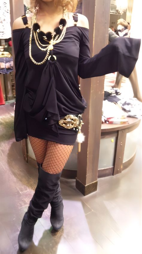 2000s Homecoming, Gyaru Pose, Goshikku Gyaru, Kuro Gyaru, Goth Gyaru, Gyaru Outfit, 2000s Fashion Inspiration, Black And Gold Outfit, 2000s Japanese Fashion