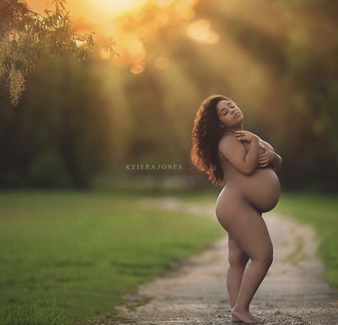 Fertile Woman, Pregnancy Belly Photos, Maternity Photography Poses Pregnancy Pics, Maternity Shoots, Pretty Pregnant, Baby Shower Bbq, Mommy Goals, Cute Maternity Outfits, Maternity Photography Poses