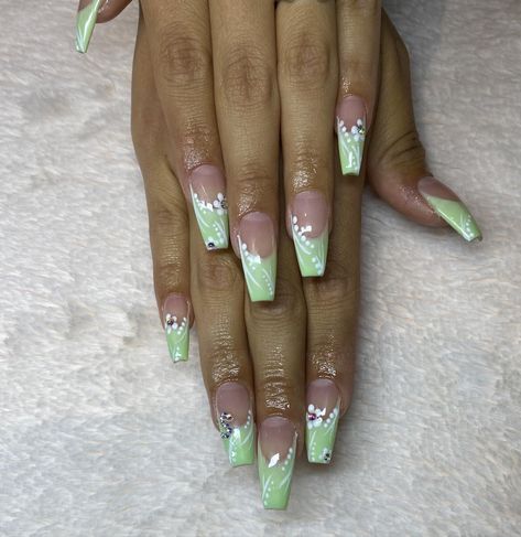 green french tip nails with flowers 😍 French Tip With Green, French Tip Sparkle, French Flower Nails, French Tip Nails With Flowers, Green French Tip Nails, Green French Tip, Nails With Flowers, Black French Tip, Black French Tips