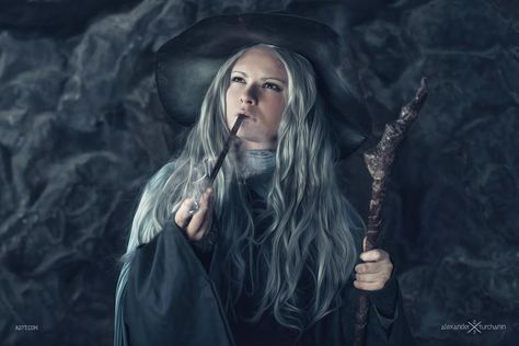 Female Gandalf, Staff Fantasy, Wizard Beard, Medieval Wizard, Hot Nerds, Gender Bend Cosplay, Hobbit Cosplay, Magic Staff, Wizard Magic