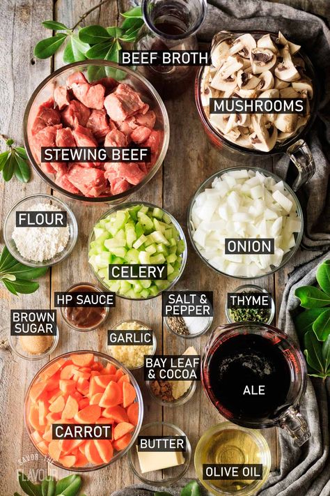 Scottish Steak And Ale Pie, Beef Ale Pie, Scottish Meat Pie Recipe Beef, Steak And Ale Pie Recipe, Traditional English Food Recipes, Steak Pie Recipe Puff Pastries, British Comfort Food, English Dinner Recipes, British Christmas Food