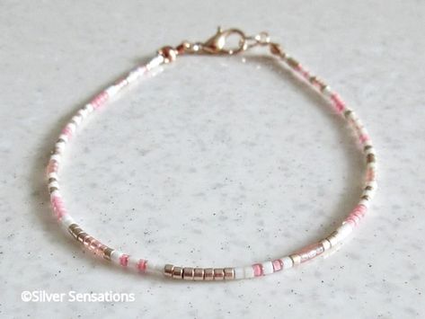 Seed Bead Bracelet Inspiration, Rose Bead Necklace, Pink Beaded Bracelets Diy, Seed Bead Bracelets Pink, Seed Bead Jewelry Bracelets, Dainty Pink Bracelet, Bracelet Patterns Seed Beads, Pink Seed Bead Necklace, Pink Beads Bracelets