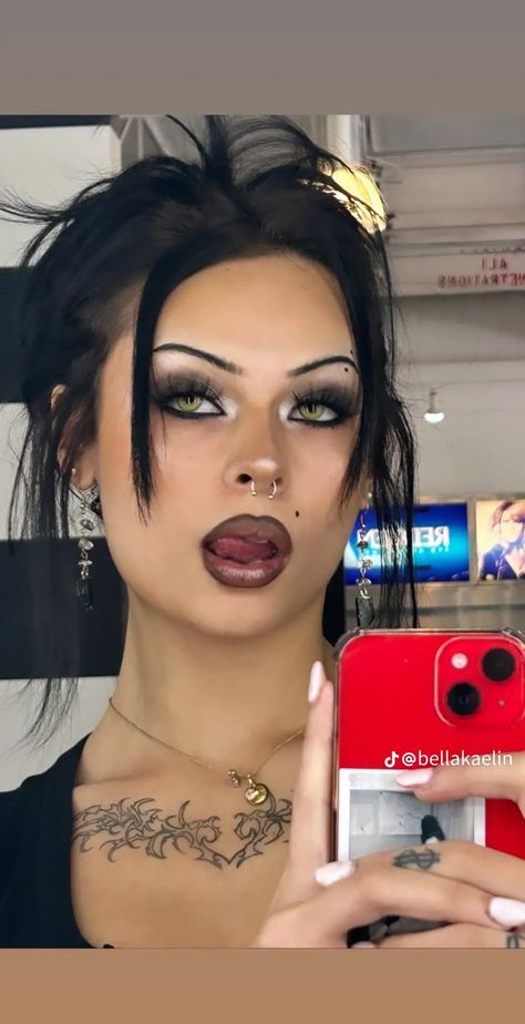 Grunge Halo Eye, East Goth Makeup, Cool Tone Grunge Makeup, Dark Makeup Looks For Hooded Eyes, Makeup Looks With No Lashes, Abbey Bominable Makeup Look, Alt Natural Makeup, Copy And Paste Alt Makeup, Smokey Alt Makeup