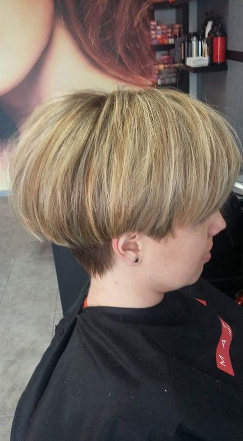 Womens Bowl Cut, Mushroom Cut Hair, Bowl Haircut Women, Youthful Haircuts, Short Wedge Hairstyles, Wedge Haircuts, Mushroom Cut, Mushroom Haircut, Very Short Bob