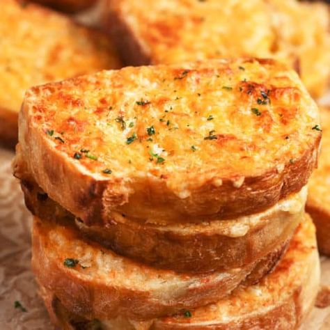 Garlic Cheese Toast - Spend With Pennies Garlic Cheese Toast, Cheese Toast Recipe, Oven Baked Ribs, Homemade Garlic Butter, Cheesy Snack, Cheese Bread Recipe, Homemade Garlic Bread, Baked Ribs, Garlic Cheese Bread