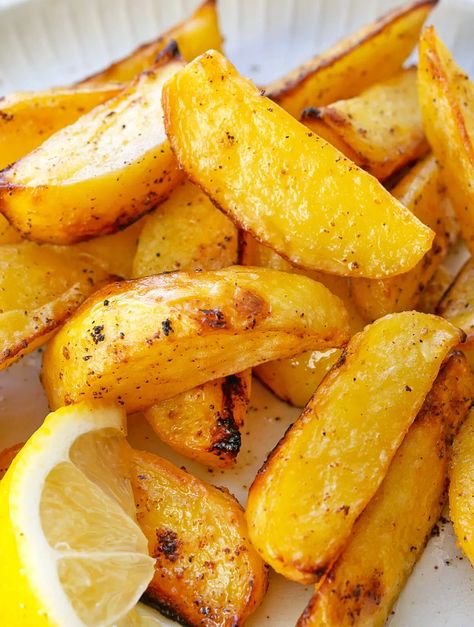 Garlic Lemon Butter Potatoes - oven roasted to perfection Potatoes Oven, Lemon Roasted Potatoes, Adelboden, Butter Potatoes, Seasoned Potatoes, Lemon Potatoes, Potato Sides, Peeling Potatoes, Lemon Butter