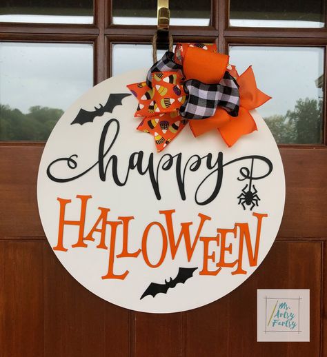 Round Halloween Signs, Round Halloween Door Hangers, Diy Halloween Door Hanger, Fall Signs Wooden, Door Hangers Halloween, Halloween Door Wreath, Fall Cricut, Business Crafts, Halloween Door Wreaths