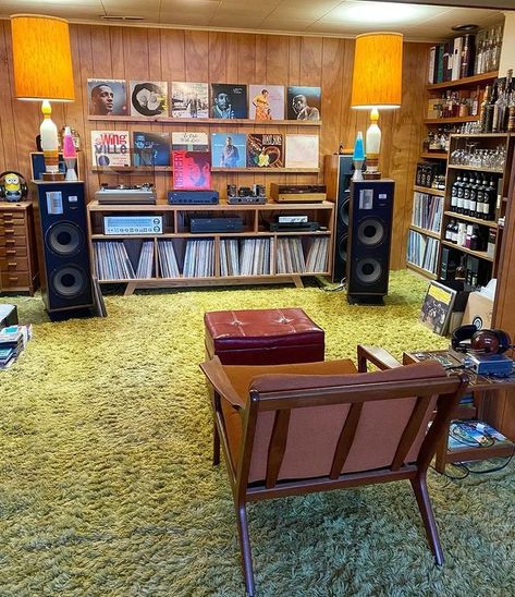 Retro Room Ideas, Vinyl Record Room, 70s Interior Design, Music Room Design, Home Music Rooms, Vinyl Room, Record Room, Retro Interior Design, Music Studio Room