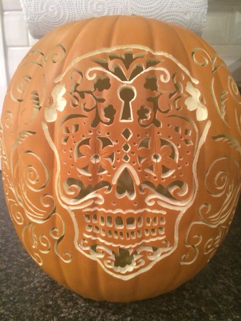 Sugar Skull pumpkin. Minion Pumpkin Carving, Disney Pumpkin Stencils, Disney Pumpkin Carving Templates, Scary Pumpkin Carving Patterns, Halloween Pumpkin Templates, Sugar Skull Pumpkin, Cat Pumpkin Carving, Pumkin Decoration, Disney Pumpkin Carving