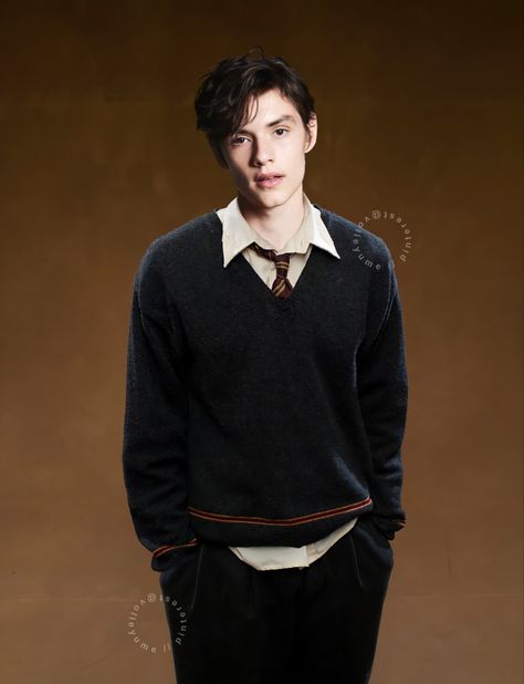 Louis Partridge Gryffindor, Sirius Black Louis Partridge, Hogwarts Uniform Gryffindor Male, Louis Partridge As Sirius Black, Louis Partridge Sirius Black, Gryffindor Uniform Male, Louis Partridge Harry Potter, Young Louis Partridge, Gryffindor Uniform