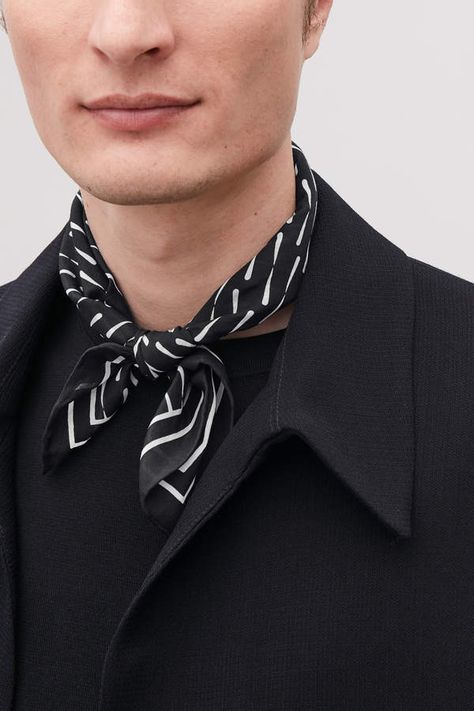 Cos SILK-BLEND PRINTED NECKERCHIEF Neckerchief Outfit, Scarf Outfit Men, Mens Scarf Fashion, Crochet Mens Scarf, Mens Silk Scarves, Crochet Scarf For Beginners, Japanese Mens Fashion, Black Outfit Men, Black Silk Scarf