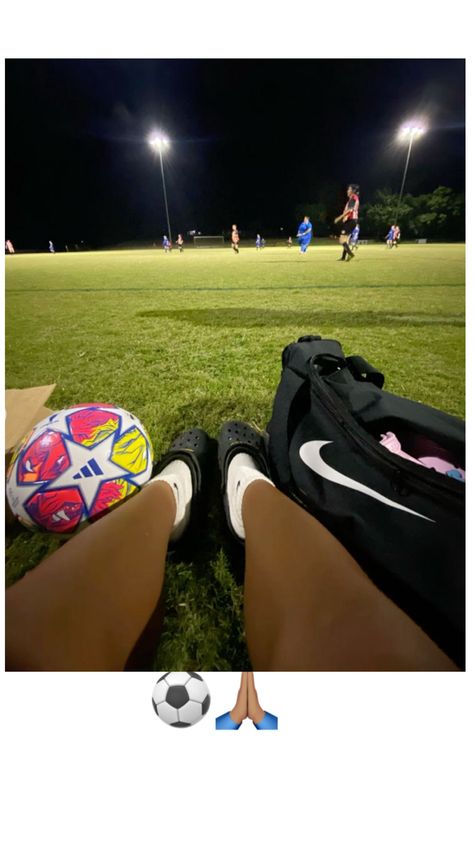 <33 Soccer Asethic Pictures, Soccer Training Aesthetic, Sports Aesthetic Soccer, Aesthetic Soccer Pics, Soccer Vision Board, Soccer Aesthetic Pictures, Soccer Ball Aesthetic, Football Aesthetic Soccer, Soccer Pfp