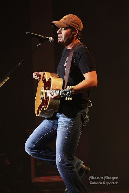 Rodney Atkins. LOVE his jeans..... Rodney Atkins, Country Song Lyrics, Country Men, Country Songs, Role Model, Carrie Underwood, Country Singers, Country Girl, Country Girls