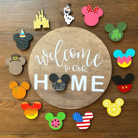 Cricut Patterns, Casa Disney, Disney Kitchen Decor, Deco Disney, Gifts For Disney Lovers, Disney Diy Crafts, Disney Room Decor, Mouse Crafts, Door Signs Diy