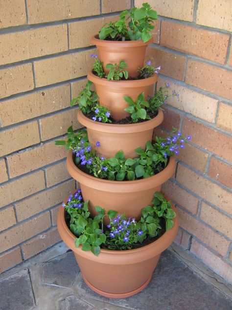 Add a splash of colour with an easy to make Flower Tower - Notes by Nats Clay Pot Tower Planter, Stacked Pots Planter, Tower Flower Pots Garden Ideas, Stacking Flower Pots Diy, Stackable Planters Ideas, Stacked Flower Pots Diy Tiered Planter, Herb Tower, Flower Tower Ideas, Flower Pot Tower