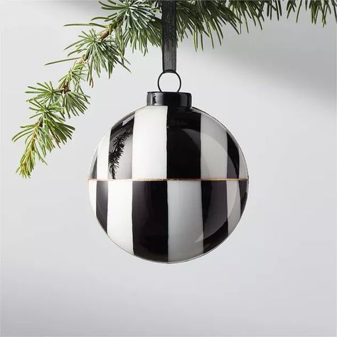 Vintage European Fashion, Christmas Feels, Christmas Dining Table Decor, Ball Christmas Tree, Black White Christmas, Colored Trim, Green Tablecloth, Holiday Inspo, White Christmas Ornaments