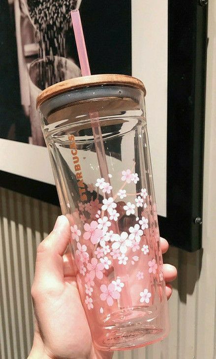 Cherry Blossom Starbucks Cup, Cute Cups Tumblers, Vasos Aesthetic, Cute Tumblers, Christmas Halloween Decorations, Starbucks Cup Design, Starbucks Korea, Starbucks Advertising, Cute Water Bottle