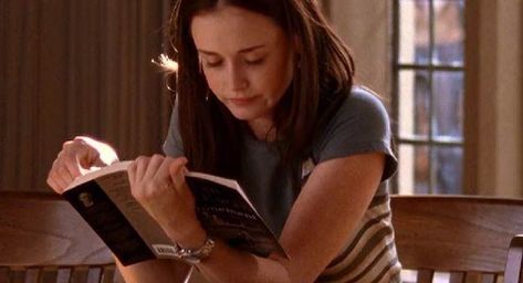 How and why do read your way through the Rory Gilmore reading list (and the reading list itself!). Rory Gilmore Reading List, Rory Gilmore Reading, Rory Gilmore, Reading List, Gilmore Girls, A Book, A Woman, Reading, Books