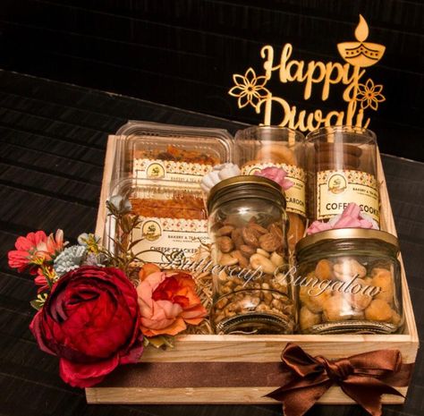 Customised Diwali Hampers by Buttercup Bungalow Lucknow. Diwali Gift Basket Ideas, Diy Diwali Gifts, Hamper Diy, Diwali Hampers, Diwali Gift Hampers, Handmade Gifts For Boyfriend, Diwali Decoration Items, Bridal Gift Wrapping Ideas, Wedding Gift Wrapping