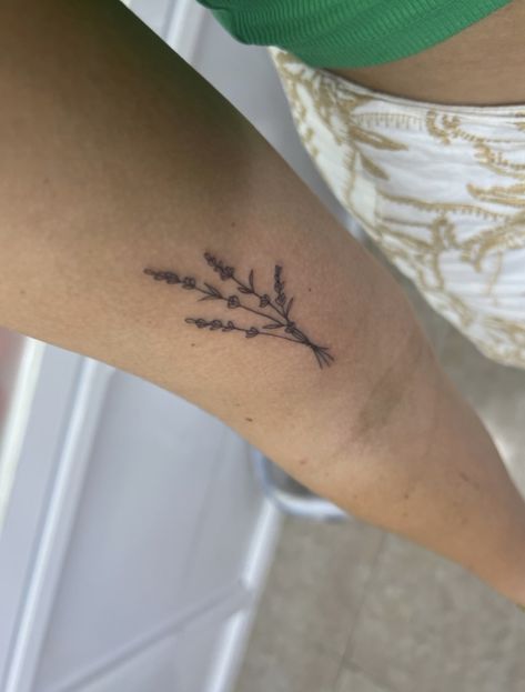 Lavender Sprigs Tattoo, Line Tattoo Minimalist, Tattoo Lavender, Lavender Tattoos, Tatts Ideas, Tattoo Abstract, Tulip Tattoo, Lavender Tattoo, Tattoo Minimalist