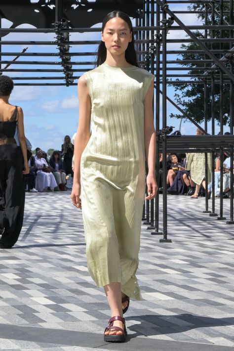 Jason Wu Spring 2025 Ready-to-Wear Runway, Fashion Show & Collection Review [PHOTOS] Show Collection, Jason Wu, Fashion Show Collection, September 2024, Spring Dress, Spring Collection, Moda Casual, Formal Wear, New York Fashion Week