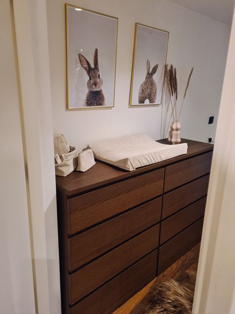 Malm kast van Ikea als commode Ikea Malm Baby Room, Malm Nursery, Commode Malm Ikea, Sydney House, Ideas Habitaciones, Ikea Nursery, Ikea Wood, Wood Nursery, Nursery Dresser