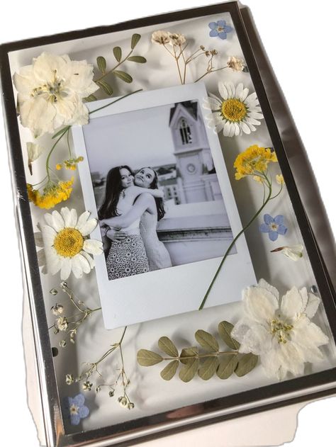 Diy Christmas Gifts Photos, Flower Polaroid, Polaroid Gift, Frame Anniversary Gift, Flower Photo Frame, Pressed Flowers Frame, Pressed Flower Frame, Flower Picture Frames, Photo Stand