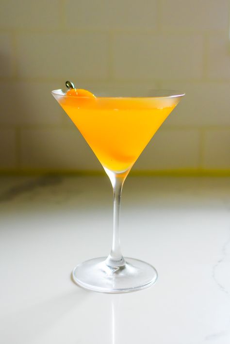 Mandarin Orange Martini - Dash of Jazz Summer Martinis, Blood Orange Martini, Orange Martini, Banana Cocktails, Mandarin Juice, Orange Vodka, Orange Cocktails, Gin Cocktail Recipes, Cocktail Ideas