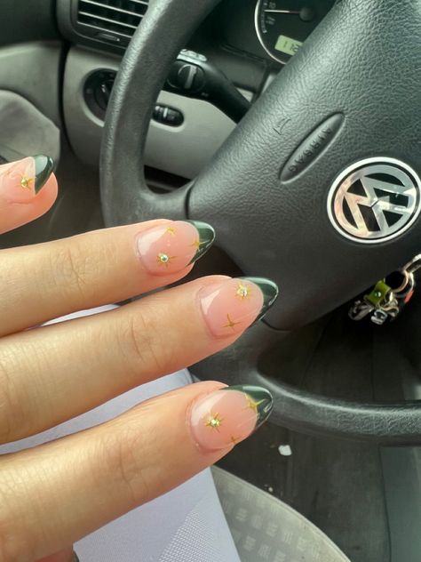 Green French Dip Nails, White Nails With Green Accent, Green Sns Nails Designs, Green Nails With Gold Accent, White And Dark Green Nails, Dark Green Nails Prom, Nail Designs Dark Green, Green And Gold French Tip Nails, Dark Green Prom Nails