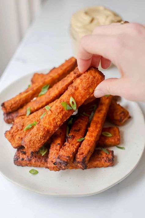 Buffalo Tofu Fries - Glow Diaries Crispy Buffalo Tofu, La Scala Salad, Scala Salad, Glow Diaries, Tofu Fries, Harissa Chickpeas, Buffalo Tofu, Vegan Ranch Dressing, High Protein Snack