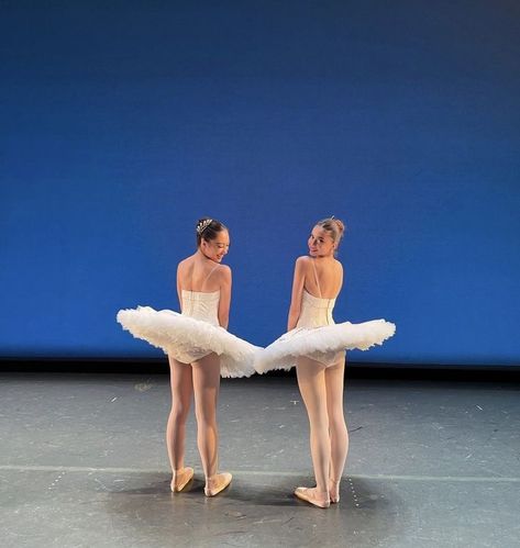 Ballet Friends, Thatgirl Aesthetic, Dance Motivation, Dancer Lifestyle, Ballet Aesthetic, Ballet Pictures, Ballet Beauty, Dance Dreams, Ballet Poses