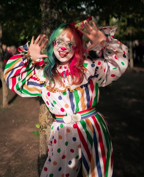 Clown with rainbow hair and a small hat. She is wearing a colourful clownsuit and a rainbow belt. Cute Clown Outfit Aesthetic, Whimsical Clown Costume, Colorful Clown Outfit, Jester Outfits, Closet Clown Costume, Clown Fit, Clowncore Outfit, Clown Aesthetic, Jester Outfit