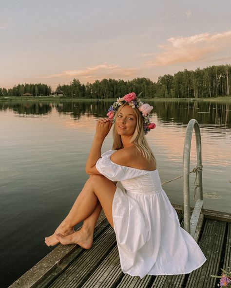 Photoshoot By The Lake, Lake Senior Pictures, Summer Photoshoot Ideas, Whimsical Photoshoot, Cute Senior Pictures, Senior Photoshoot Poses, Lake Photoshoot, Crown Photos, Graduation Photography Poses