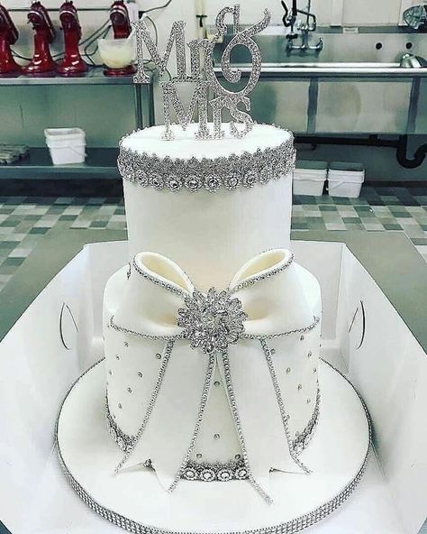 Bow Wedding Cake, Crystal Wedding Decor, Bow Wedding Cakes, 25th Wedding Anniversary Cakes, Cake World, Heart Touching Birthday Wishes, Wedding Cake Simple Elegant, Birthday Wishes For Girlfriend, Cake Style