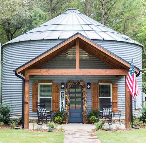 So, how much does it cost to stay at one of the state’s most unique hotels? Modern Farmhouse Joanna Gaines, Grain Silo House, Grain Bin Houses, Silo Bar, Grain Bin Gazebo, Grain Bin Homes, Bin Gazebo, Grain Bin Ideas, Silo Ideas