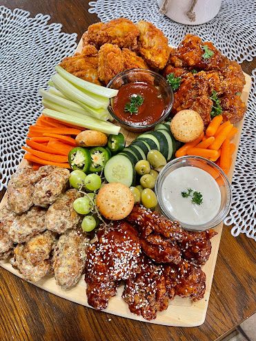 Hot Wings Charcuterie Board, Charcuterie Board Wings Ideas, Charcuterie Board Chicken Wings, Hot Wing Charcuterie Board, Chicken Wing Board Ideas, Pizza And Wings Charcuterie Board, Wing Board Ideas, Wings Board Ideas, Chicken Board Ideas