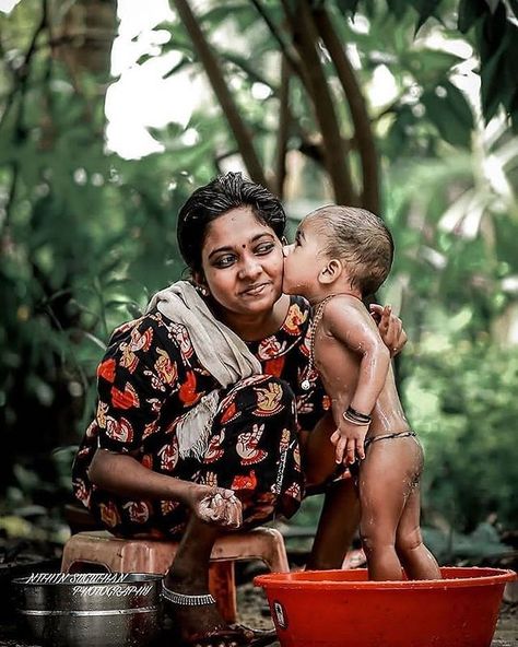 Instagram photo by ❤️VIP MARATHI❤️ • Feb 5, 2020 at 11:44 AM Mother Baby Photography, Childhood Photography, Mother Pictures, Mother Images, Baby Boy Photography, Love Couple Photo, Animated Love Images, World Photography, Cute Love Pictures