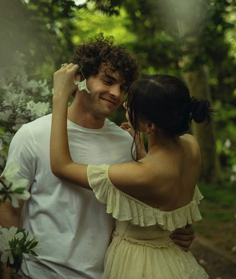 Soft Couple Poses, Man Giving Flowers To Woman, Couple Reference Photo, Cute Relationship Goals Photos, Most Romantic Pics, Couples Photoshoot Poses Romantic, Romantic Engagement Pictures, Romantic Poses, Couples Fashion