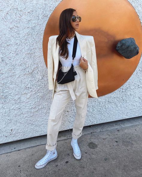 Winter Outfits 2019, White Jogger Pants, Winter White Outfit, Winter Outfits 2020, Danielle Bernstein, White Joggers, Bag Prada, Trendy Outfits Winter, Trendy Winter